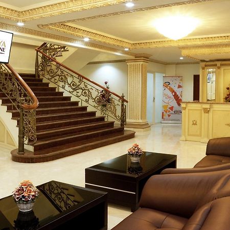 Hersya Front One Inn Surabaya Exterior foto