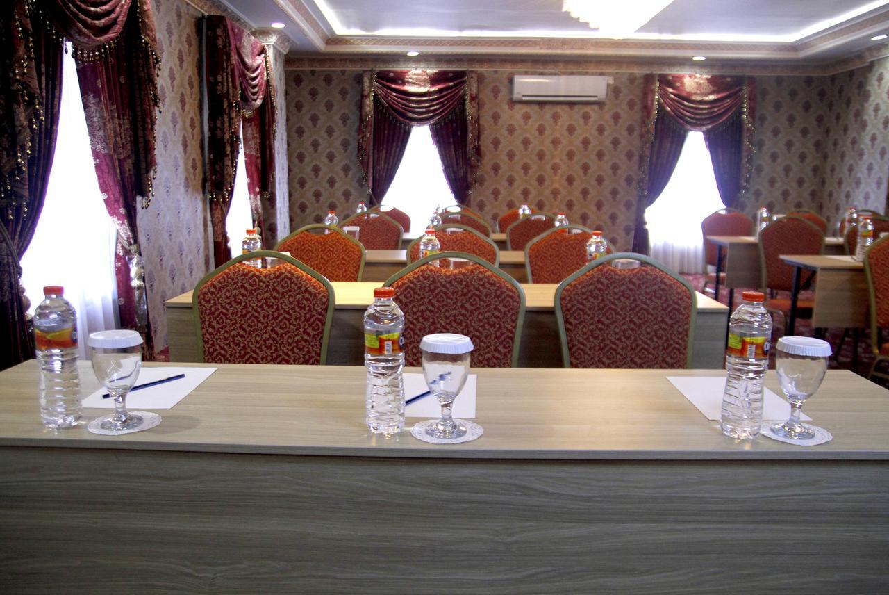 Hersya Front One Inn Surabaya Exterior foto