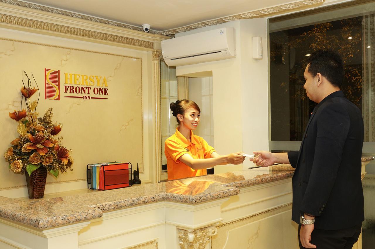 Hersya Front One Inn Surabaya Exterior foto